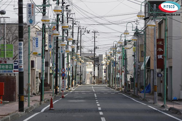 Con đường vắng bóng người sau trận động đất và sóng thần ngày 11/03/2011